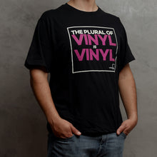 Cargar imagen en el visor de la galería, T-Shirt The Plural Of Vinyl Is Vinyl
